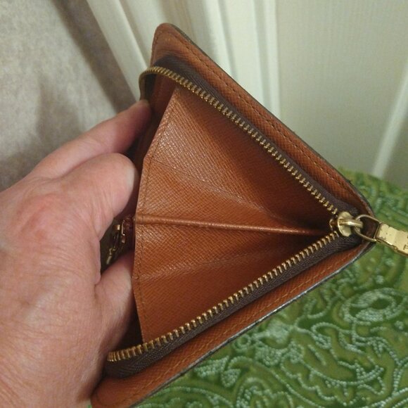 Louis Vuitton Monogram Zippy Wallet - Picture 12 of 15